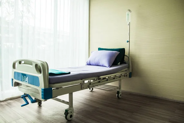 Cama Hospital Esperando Utilizado Para Las Personas Enfermas Cama Cerca Imágenes de stock libres de derechos