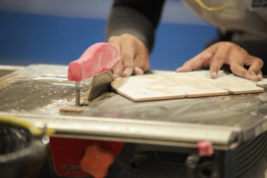 Marangoz chainsaw eylem atölye fabrika tarafından odun kesmek, emek çalışma woodden el ve elektrikli testere tarafından