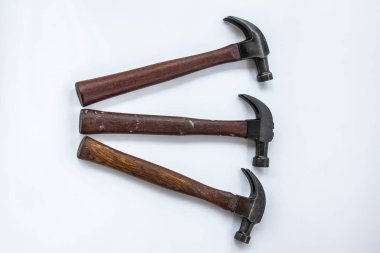 Üç vintage araç çekiç ve ahşap cetvel üzerinde beyaz arka plan, ayrı tutulan eski marangoz aracı.
