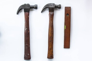 Üç vintage araç çekiç ve ahşap cetvel üzerinde beyaz arka plan, ayrı tutulan eski marangoz aracı.