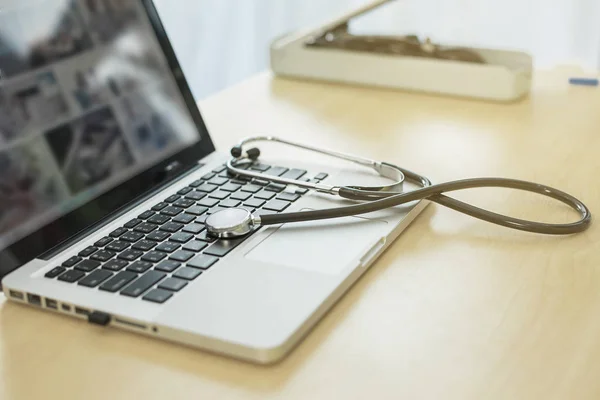 Sztetoszkóp Laptop Asztalon Kórház Hivatalban Orvos Dolgozik Egészségügyi Orvosi Koncepció — Stock Fotó