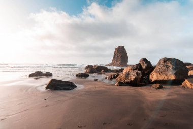 Tenerife 'deki Benijo' nun kara kumsalında güzel bir gün batımı.