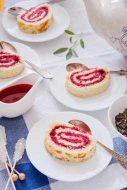 Reçel çilek, ahududu İsviçre rulo, çay pasta rulo ile rulo