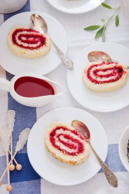 Reçel çilek, ahududu İsviçre rulo, çay pasta rulo ile rulo