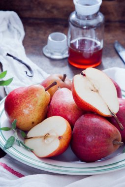 Kırmızı Bartlett armut ve vanilya ile pişirme