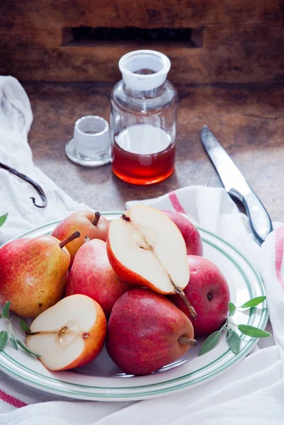 Kırmızı Bartlett armut ve vanilya ile pişirme