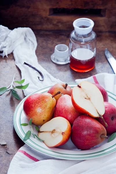 Kırmızı Bartlett armut ve vanilya ile pişirme