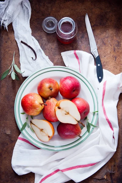 Kırmızı Bartlett armut ve vanilya ile pişirme