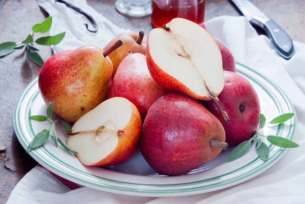 Kırmızı Bartlett armut ve vanilya ile pişirme