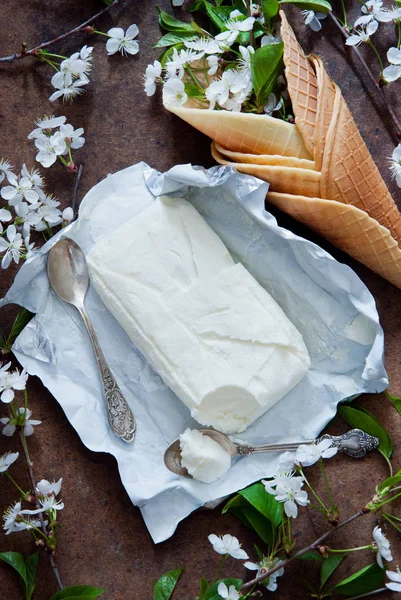 Lody Świeże Kwiaty Wafel Stożek Martwa Ciemnym Tle Drewnianych — Zdjęcie stockowe