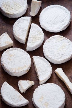 Bütün camembert peyniri rustik kahverengi ahşap zemin üzerinde