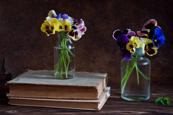 Pansies Botellas Vidrio Libros Antiguos Sobre Fondo Madera — Foto de Stock