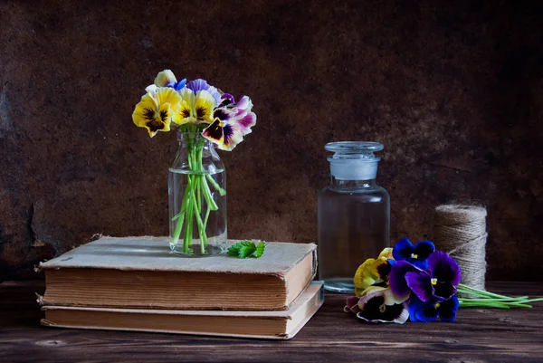 Pansies Botellas Vidrio Una Bola Cordel Libros Antiguos Sobre Fondo — Foto de Stock