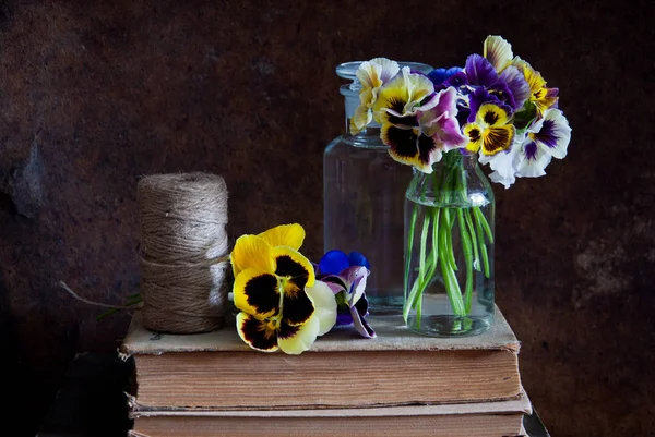 Pansies Botellas Vidrio Una Bola Cordel Libros Antiguos Sobre Fondo — Foto de Stock