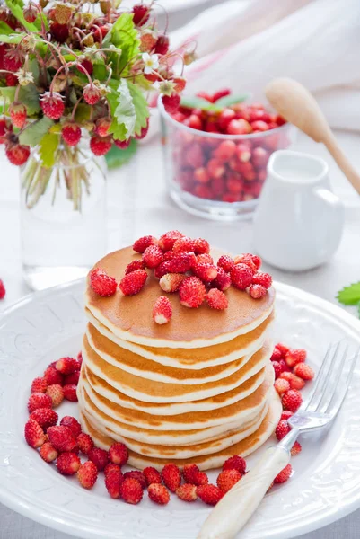 Stapel Pannenkoeken Met Wilde Aardbeien Een Witte Plaat — Stockfoto