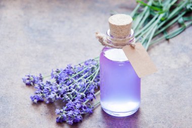 Aromaterapi petrol ve lavanta, lavanta spa, lavanta, lavanta şurubu ahşap zemin ile sağlık