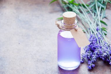 Aromaterapi petrol ve lavanta, lavanta spa, lavanta, lavanta şurubu ahşap zemin ile sağlık