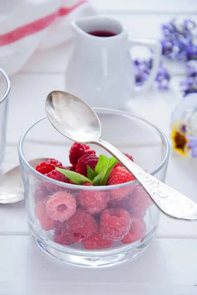 Frambuesas ecológicas frescas en vasos para el desayuno —  Fotos de Stock