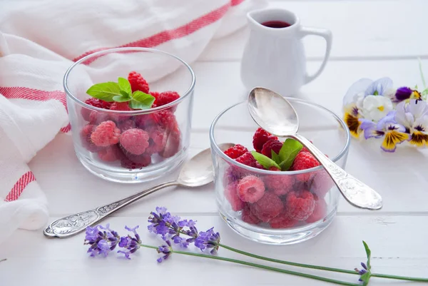 Frambuesas ecológicas frescas en vasos para el desayuno —  Fotos de Stock