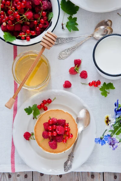 Сніданок Млинці зі свіжими червоними ягодами та медом — стокове фото