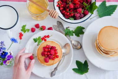 Taze kırmızı çilek ve bal ile kahvaltı Pancakes