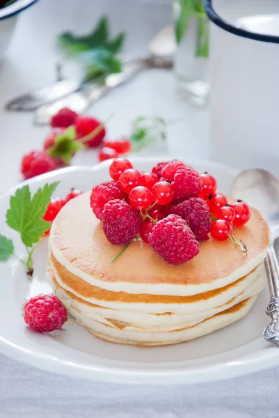 Pancake fatti in casa con bacche rosse fresche e miele — Foto Stock