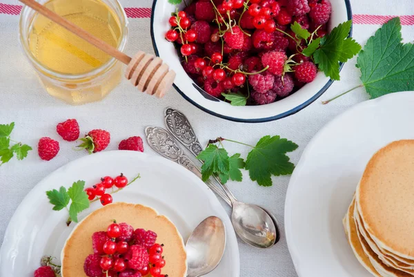 自制煎饼配新鲜的红色浆果和蜂蜜 — 图库照片