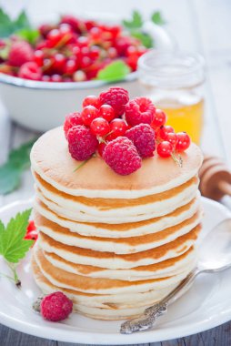 Taze kırmızı çilek ve bal ile ev yapımı pancake