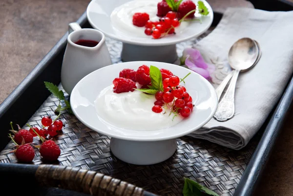 Грецький йогурт зі свіжими ягід на сніданок — стокове фото