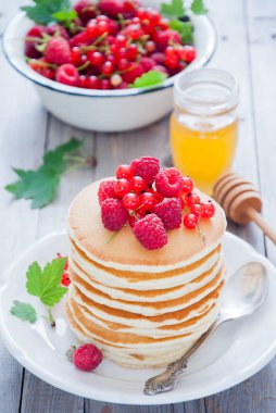 Taze kırmızı çilek ve bal ile ev yapımı pancake