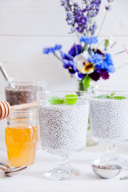 Chia tohumlar yoğurt puding kahvaltı için gözlük bal ile