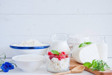 Süzme peynir, ekşi krema, peynir, krema, yoğurt ve süt