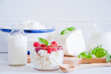 Süzme peynir, ekşi krema, peynir, krema, yoğurt ve süt