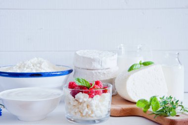 Süzme peynir, ekşi krema, peynir, krema, yoğurt ve süt