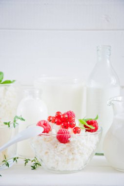 Kırmızı çilek ve Doğal süt ürünleri ile köy peyniri