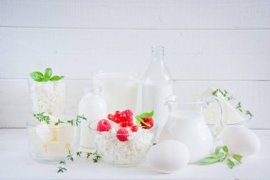 Kırmızı çilek ve Doğal süt ürünleri ile köy peyniri