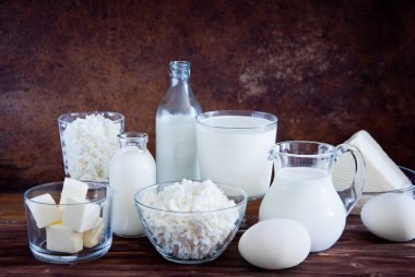 Doğal süt ürünleri ve beyaz tavuk yumurtası