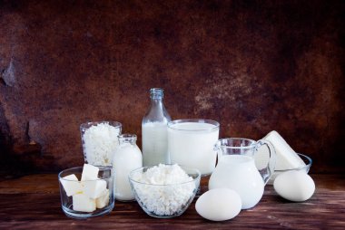 Doğal süt ürünleri ve beyaz tavuk yumurtası