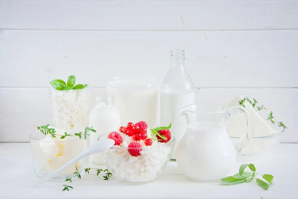 Cottage con bacche rosse e latticini naturali — Foto Stock
