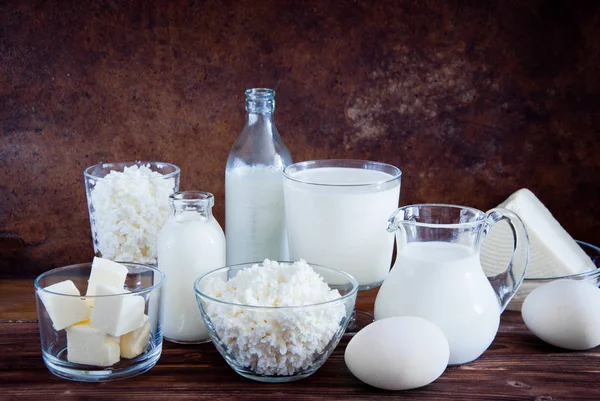 Doğal süt ürünleri ve beyaz tavuk yumurtası