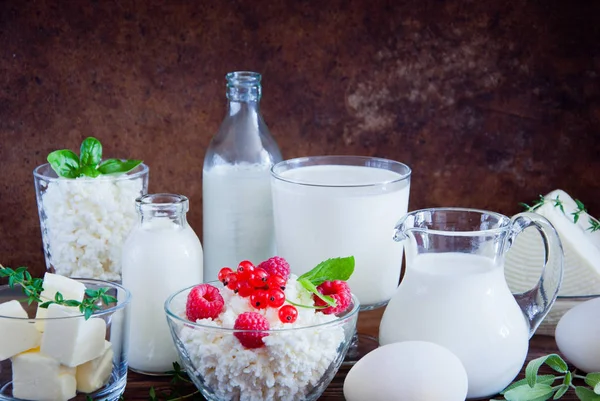 Naturalne produkty mleczne i białe jaja kurzych — Zdjęcie stockowe