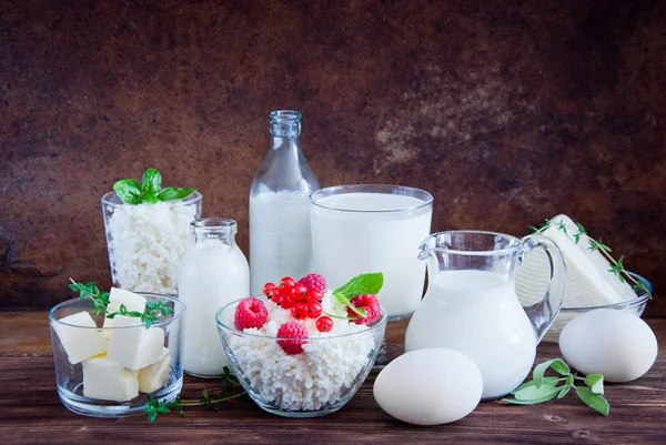 Prodotti lattiero-caseari naturali e uova di pollo bianche — Foto Stock