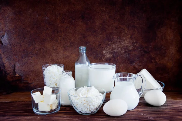 Doğal süt ürünleri ve beyaz tavuk yumurtası