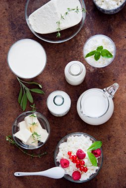 Kırmızı çilek ve Doğal süt ürünleri ile köy peyniri 