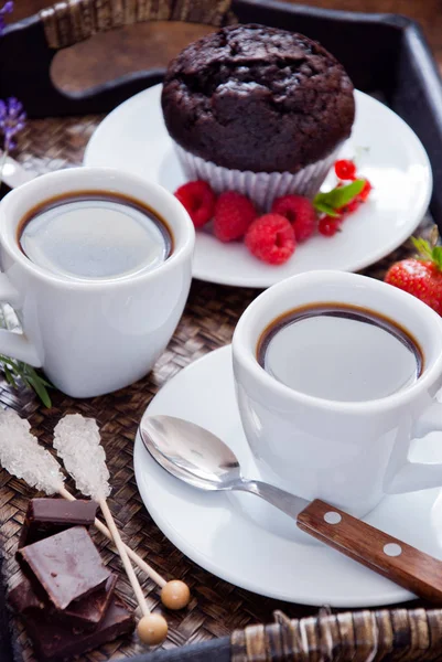 Café preto em copos brancos e muffin de chocolate para o café da manhã — Fotografia de Stock