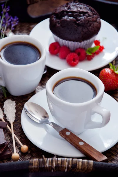 Black coffee in white cups and chocolate muffin for breakfast — Stock Photo, Image