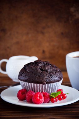 Kırmızı çilek ve siyah kahve fincan ile Çikolatalı muffin