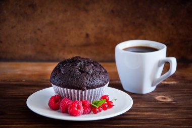 Kırmızı çilek ve siyah kahve fincan ile Çikolatalı muffin