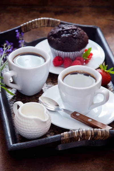 Café preto e muffins de chocolate para o café da manhã — Fotografia de Stock