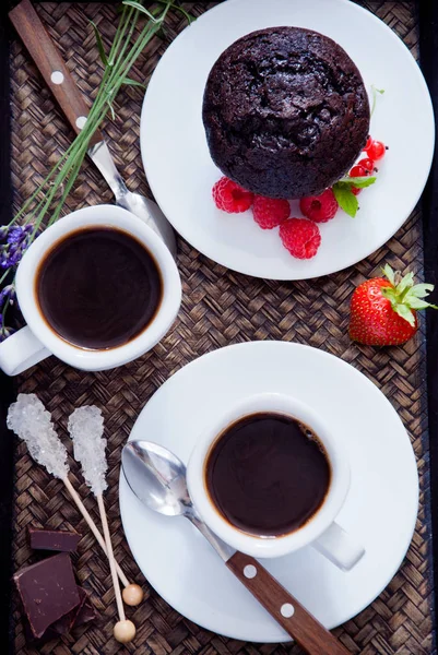 Café preto e muffins de chocolate para o café da manhã — Fotografia de Stock